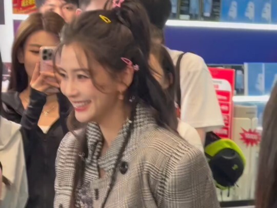 Angelababy giờ đây đã rơi vào cảnh phượng hoàng sa cơ còn thua cả con gà.