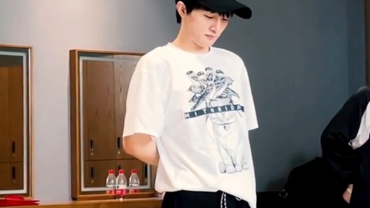 Chu Thâm tập nhảy bài "Chúng ta cùng vượt qua"