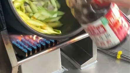 Hari ini aku bikin tumis zukini dengan daging untukmu!