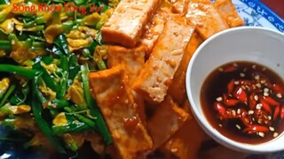 Đậu hủ rim sa tế ăn cùng Bông điên điển xào hẹ Món chay ngon cho mọi nhà