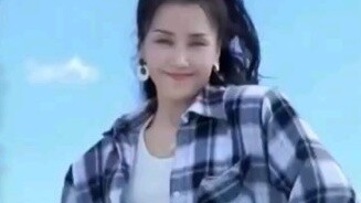 Penyanyi Wang Rong menampilkan tarian Ding Ding Dang Dang (video ini merupakan video yang diunggah u