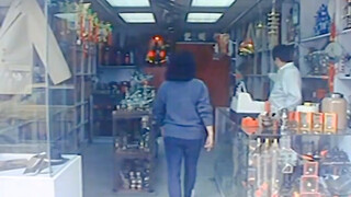 Ada hantu yang pergi membeli perlengkapan pemakaman, dan sang bos melihatnya sekilas, namun sayang d