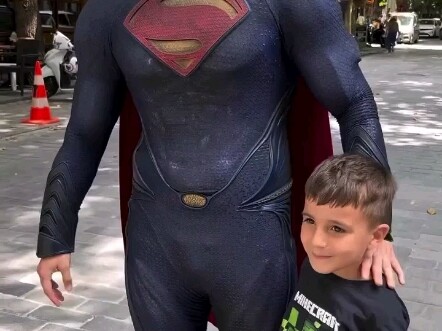 เน็ตไอดอลคอสเพลย์ตัวท็อปถูกรุมล้อมโดยคนเดินถนน