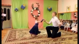 爸爸为了还在上幼儿园的女儿的节日学会了跳华尔兹