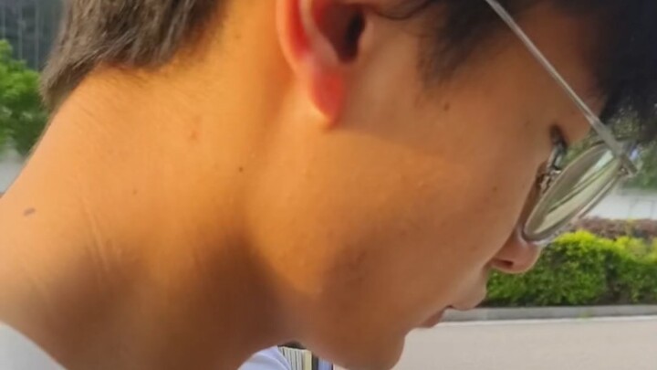 หลอกเพื่อนว่ามือเดียวฆ่าได้สิบคน แล้วเล่นย้อนกลับ