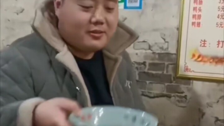 Anh cả đúng là biết cách cụng ly.