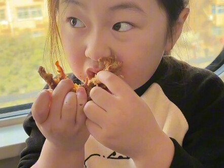 A little girl on the high-speed train for four hours—no fuss, no tantrums, just gobbling down food… 