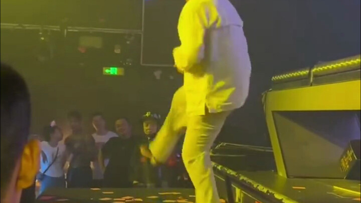 You’ve found the right major! Learn to party like crazy with Teacher Ma for just 800 yuan.