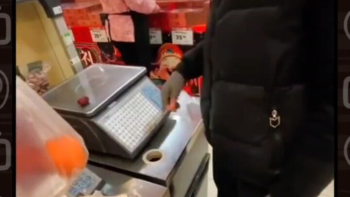 Bought a single red jujube! It’s so big it won’t even show up on the scale. Seriously, does no one e