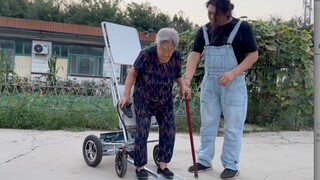 I made an electric wheelchair for my grandma.