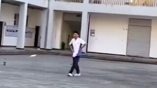 Hiệu trưởng: Đừng ngăn nó, nó nhất định sẽ đi đường Hoa Dung.