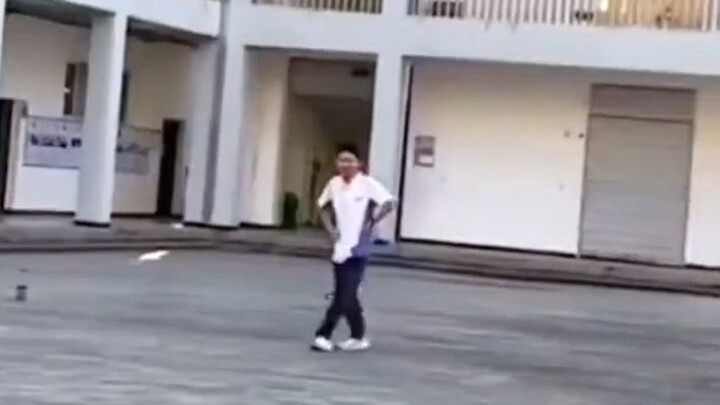 Kepala sekolah: Jangan hentikan dia, dia pasti akan melewati Jalan Huarong.