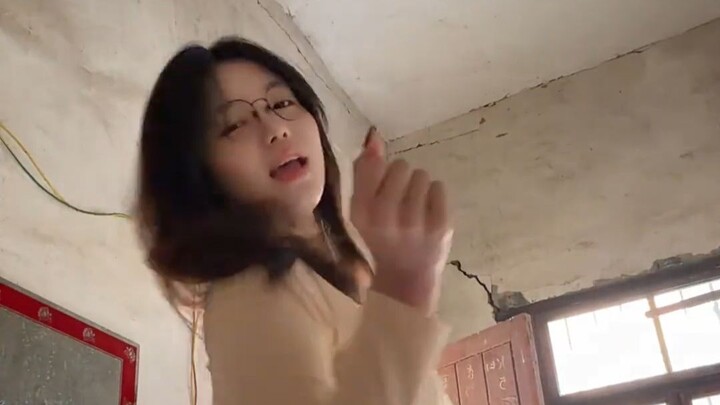 A 176cm-tall femme fatale—will you stop for me?