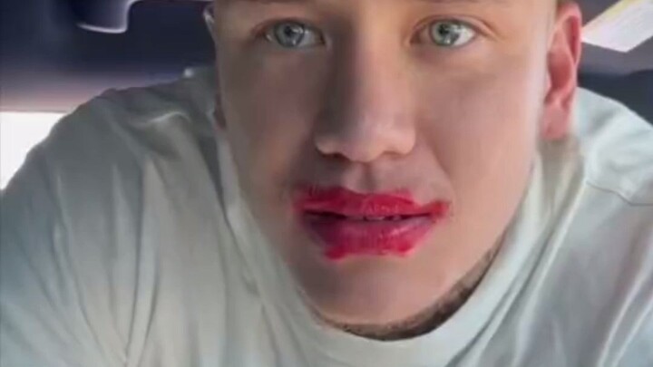 Betapa lucunya jika gantiin lipstik pacar dengan lip balm!!!