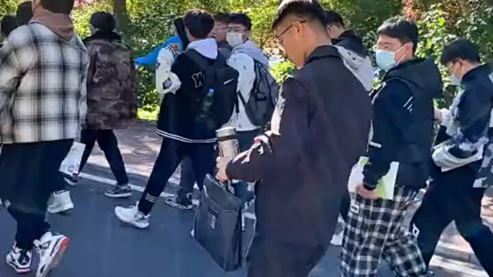 As soon as the security guard at the entrance saw you, he immediately called the director, saying, “