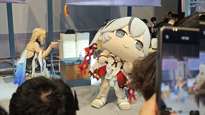 【งานคาร์นิวัลโคลว์】จูบลอยๆ ของลีโดทำให้ไอ้โง่ตัวใหญ่จมน้ำ