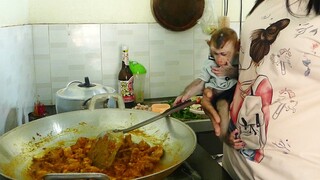 Assistant Mom When Cooking!! Smart Tiny Baby Maki Looking And Help Mom Cooking Midday