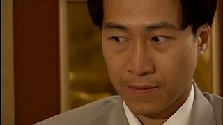Seorang pria tertangkap sedang bermain mahjong dengan kartu tersembunyi di telapak tangannya.
