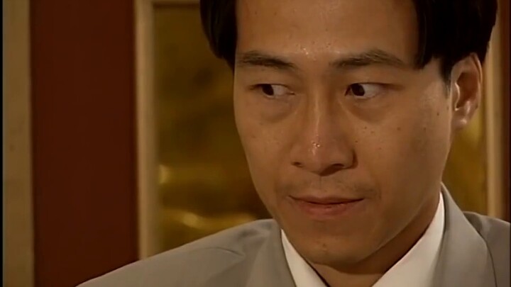 Seorang pria tertangkap sedang bermain mahjong dengan kartu tersembunyi di telapak tangannya.