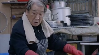 【老炮电影】爷爷为给孙子买玩具，替人刷了一天碗赚钱，回家后孙子却气哭了