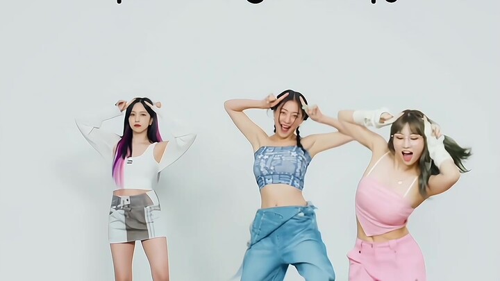 Jihyo and momo I see you two 👀👀|