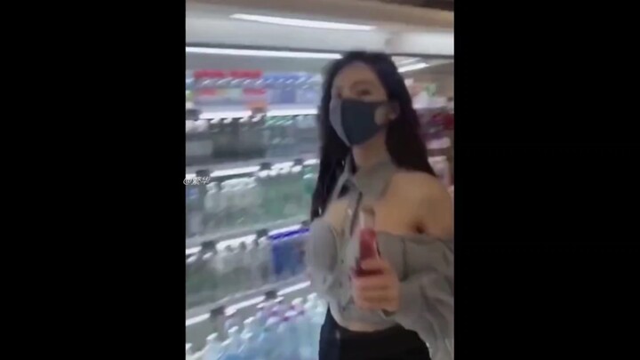 Bạn có thể từ chối nâng ly với cô gái xinh đẹp thế này sao?