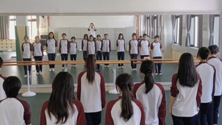Học sinh trung học nhảy điệu violeta đồng thanh