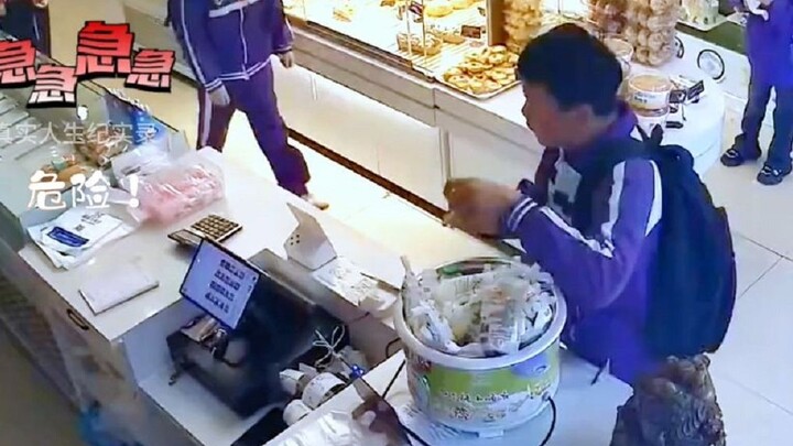 اندفع الفتى فجأة إلى محل الفطور وبدأ يغرف الحليب بسرعة دون أن يقول كلمة، فلاحظ الموظف على الفور أنه 