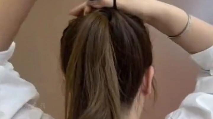 The Right Way to Tie a High Ponytail