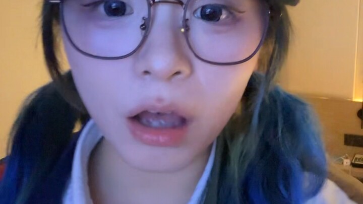 It's snowing outside! Everyone, please stay warm!