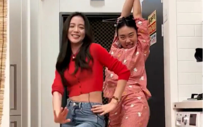Tantangan tari FLOWER oleh Kim Ji-soo dan Lee Young-ji! Keduanya sangat menggemaskan.
