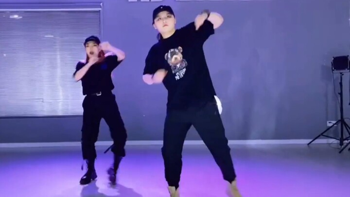 مرّ قرابة شهرين على ظهور فرقة INTO1، وأخيراً تعلمت شاه غوا الرقص، وهذه هي المرة الأولى التي يتعلم في