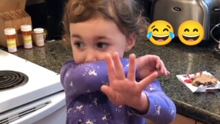 爸爸：你吃饼干了吗?  女儿：等一下，听我解释