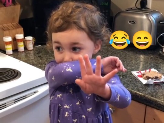 爸爸：你吃饼干了吗?  女儿：等一下，听我解释