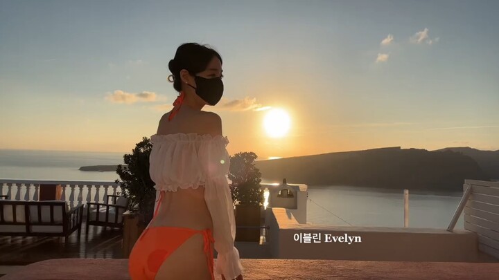 Evelyn: bikini