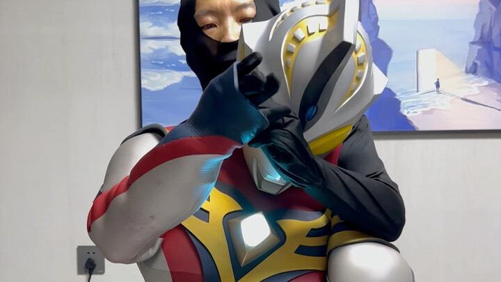 The process of wearing the Ultraman Justice suit