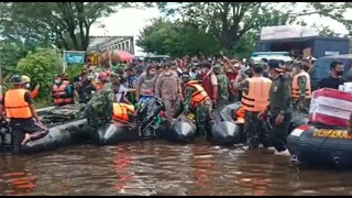 KALIMANTAN BARAT BERDUKA , IBU MENTERI SOSIAL IBU TRI RISMAHARINI memberikan bantuan ..