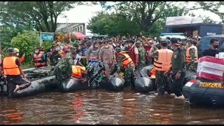 KALIMANTAN BARAT BERDUKA , IBU MENTERI SOSIAL IBU TRI RISMAHARINI memberikan bantuan ..