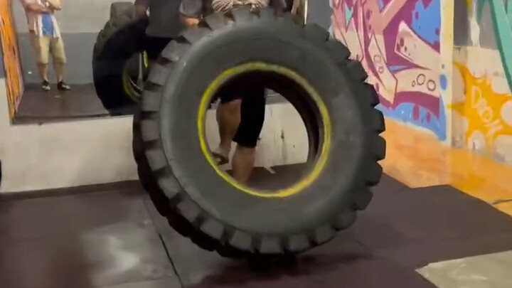 Lười tìm video deadlift rồi. Tìm đại cái video lật lốp xem tạm vậy. 200kg đấy.