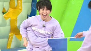 حب فرقة SEVENTEEN لـ Woozi واضح جدًا، يجب عليهم أن يتعلموا التعبير عن حبهم بصراحة~