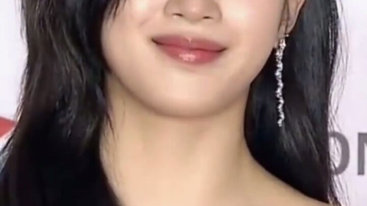 Nữ chính Moon Ga-young, người được ví như nữ thần giáng trần, sải bước trên thảm đỏ.