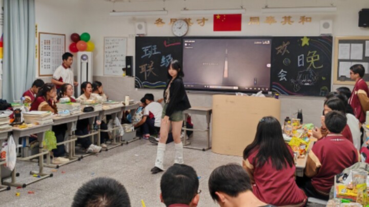 Ngedance di acara kelas btw!