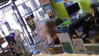 ضحك مجنون! رجل أسود يحاول شراء سلع بـ 0 يوان، وينتهي به المطاف محبوسًا داخل المتجر من قبل الموظفين، 