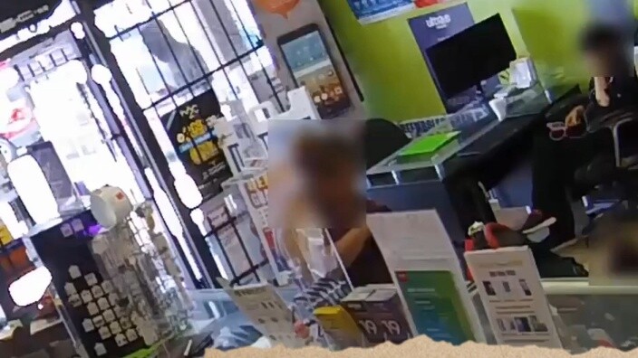 Lucu sekali! Seorang pria kulit hitam dikurung di sebuah toko setelah membeli sesuatu secara gratis,