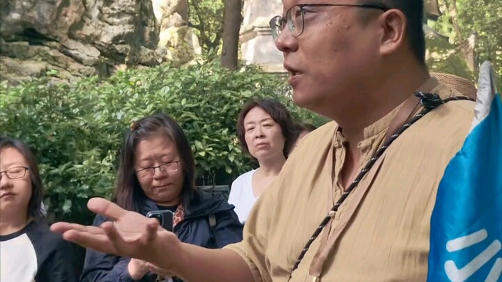 Chụp ảnh cùng tháp, ngay khi hướng dẫn viên mở miệng là tôi đã ngơ ngác, cũng chẳng biết thật giả th