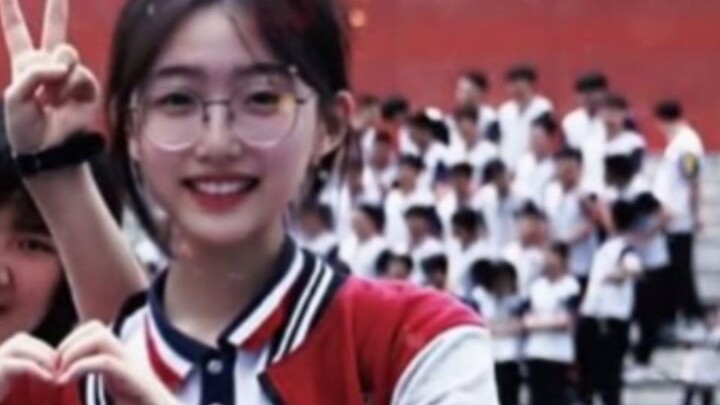 "Câu chuyện tình yêu của một cậu em trai nhút nhát, ngại giao tiếp xã hội và được một cô gái lớp 12 