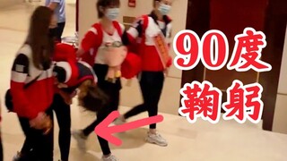 عندما خرجت وانغ يي جين، انحنَت بزاوية 90 درجة! يا لك من طفلة غبية تشعر بالذنب، تمشي على عكازين، آمل