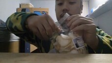 ASMR EATING SOUNDS - PRAWN CRACKERS (CRUNCHY SOUNDS YUM YUM)