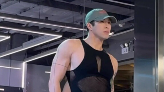 The tough guy is coming~