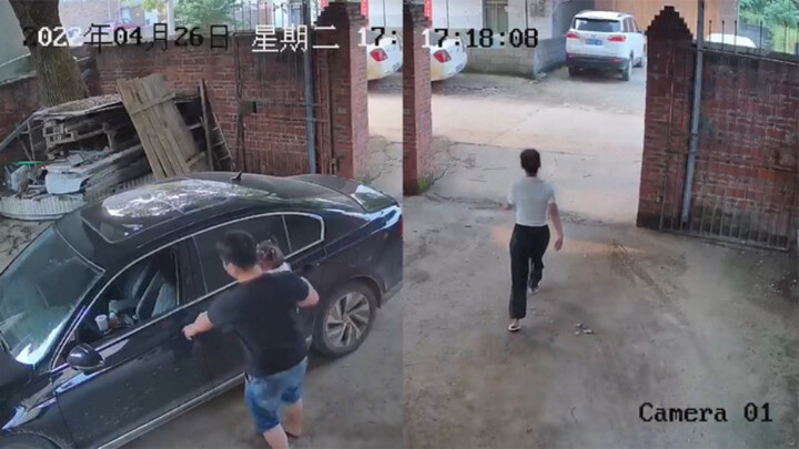 1岁孩子院子里玩耍突然不见，妈妈急疯联系老公，得到回复气炸！